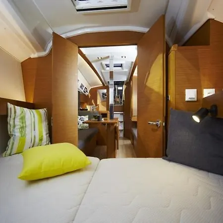 Yacht Club *